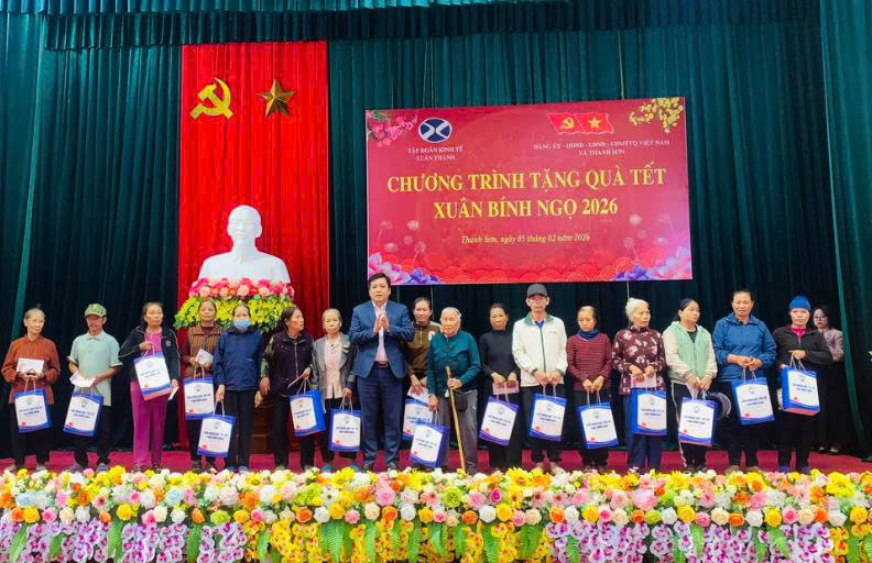 Liên minh Hợp tác xã tỉnh tặng quà cho người dân có hoàn cảnh khó khăn tại xã Thanh Sơn, tỉnh Ninh Bình