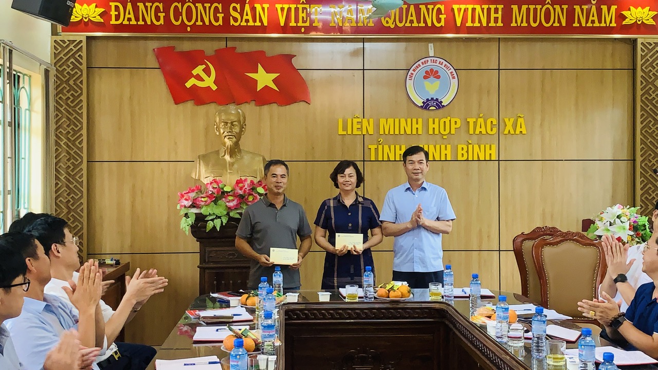 Liên minh Hợp tác xã tỉnh Ninh Bình chúc mừng sinh nhật cán bộ cơ quan tháng 01 năm 2026