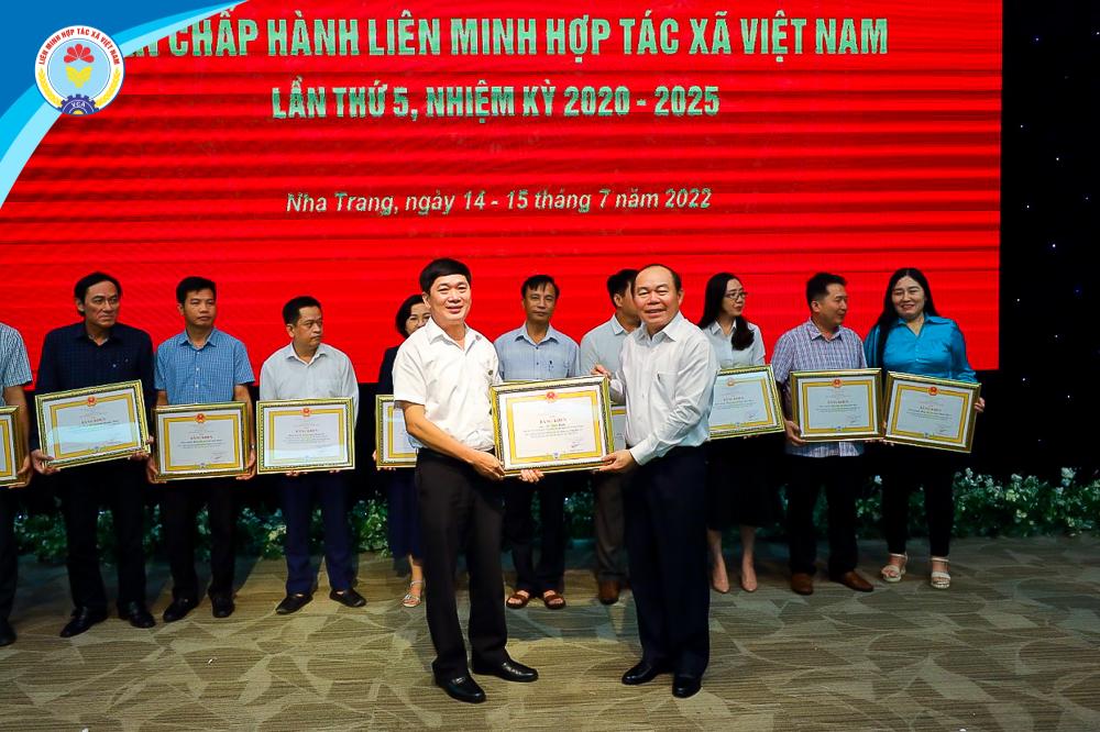 Tặng bằng khen của Ban Chấp hành Liên minh Hợp tác xã Việt Nam cho 13 tập thể và 2 cá nhân đã có thành tích hoàn thành xuất sắc nhiệm vụ trong khảo sát “Chỉ số hài lòng cấp tỉnh của HTX”