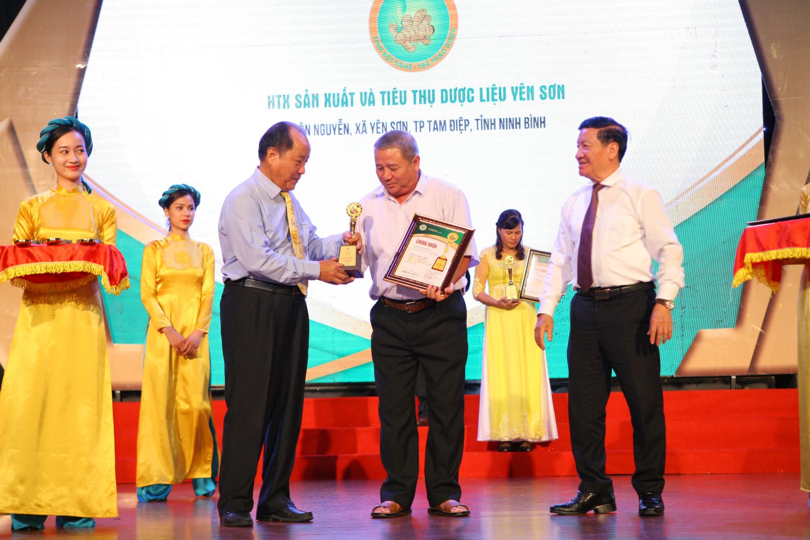 Hợp tác xã sản xuất và tiêu thụ Dược liệu Yên Sơn được vinh danh tại Chương trình “Thương hiệu Vàng nông nghiệp Việt Nam