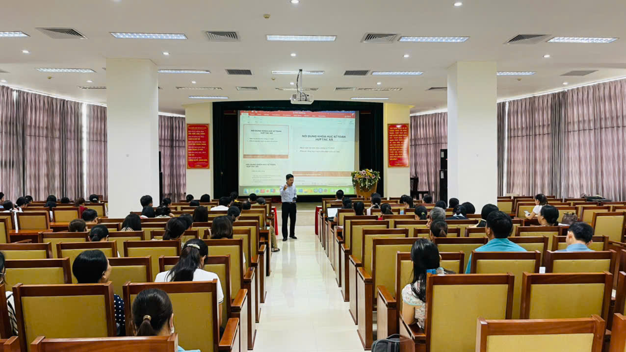 Khai giảng lớp tập huấn “Nâng cao nghiệp vụ cho kế toán các HTX nông nghiệp”.