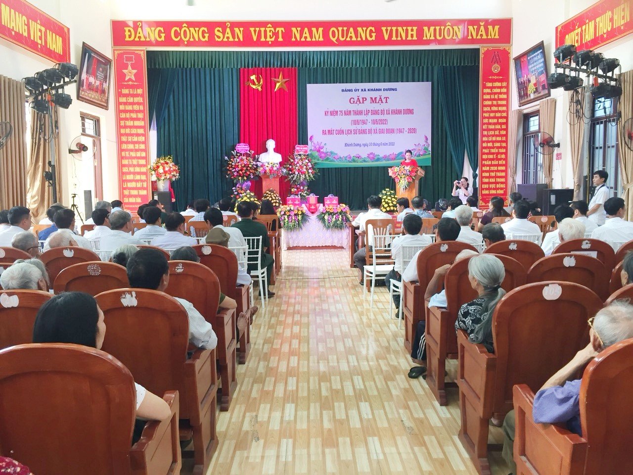 Thường trực Liên minh HTX tỉnh dự kỷ niệm 75 năm thành lập Đảng bộ xã Khánh Dương (1947-2022) và ra mắt cuốn lịch sử Đảng bộ xã giai đoạn (1947-2020)