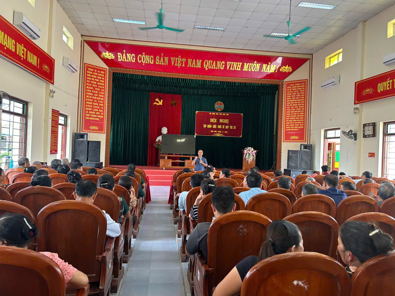 Hội nông dân tỉnh Ninh Bình phối hợp với Liên minh hợp tác xã tỉnh tập huấn về luật và các chính sách phát triển kinh tế tập thể.